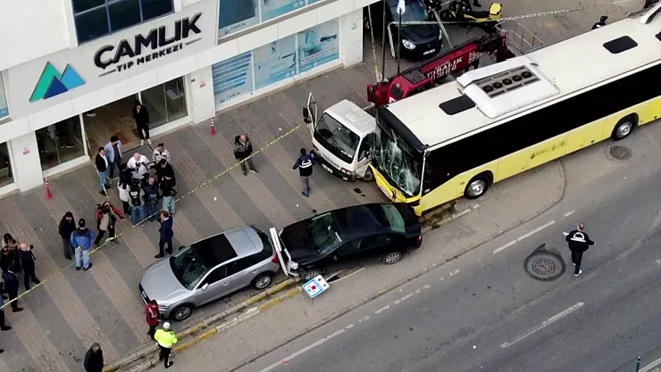 Çekmeköy'de İETT Otobüsü Durağa Girdi: 1 Ölü, Dört Yaralı