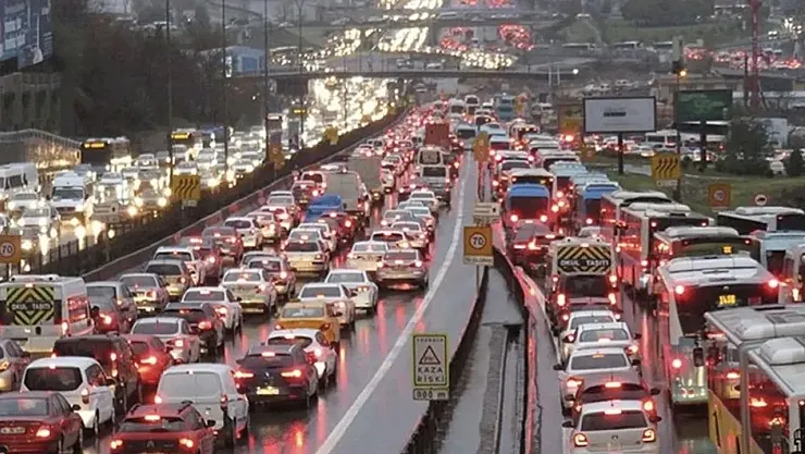 İstanbul'da Sağanak Yağmur Trafiği Felç Etti: Uzmanlardan Peş Peşe Uyarı!
