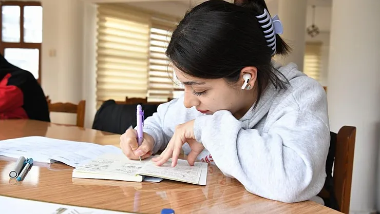 Çilesiz semt pazarı kütüphaneyle dönüşüyor