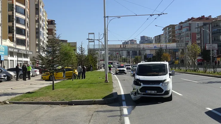 Çöşnük Kavşağı'nda Trafik Kazası: 1 Yaralı