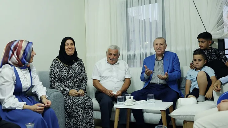 Cumhurbaşkanı Erdoğan, Malatya'da Depremzede Aileyi Yeni Evlerinde Ziyaret Etti