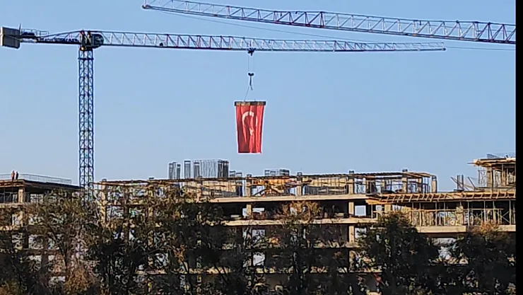 Cumhuriyet'in 102. Yılına Vinç Operatöründen Anlamlı Kutlama