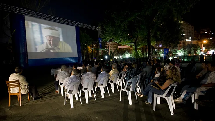 Darende'de Kültürle Buluşma: Yazlık Sinema Akşamları Yoğun İlgi Görüyor