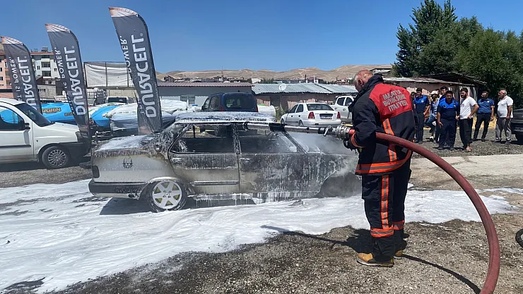Darende'de park halindeki araç alev aldı