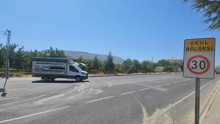 Darende'de Tehlikeli Kavşak İçin Acil Düzenleme Talebi