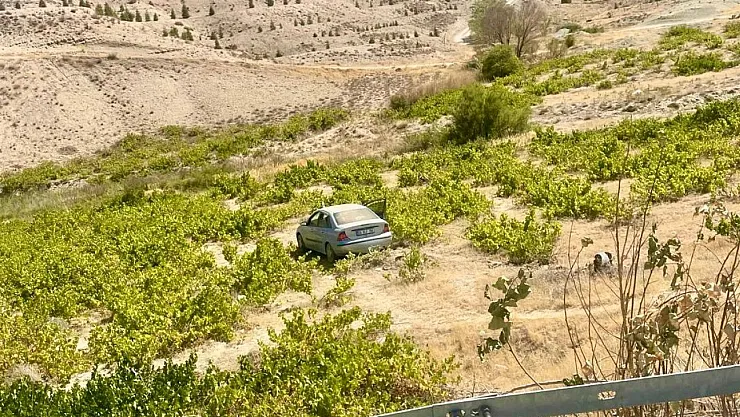 Darende'de Trafik Kazası: Otomobil Tarlaya Uçtu, 2 Kişi Yaralandı