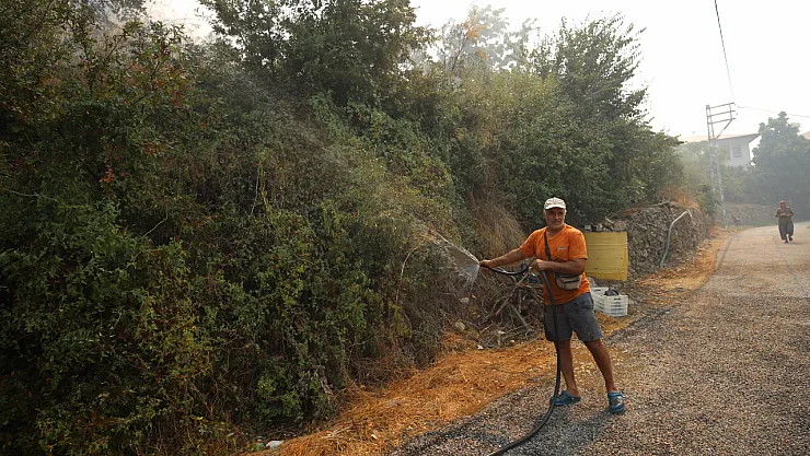 Depremi Atlatan Malatyalı Çift, Yangınla Mücadelede Gönüllü Oldu