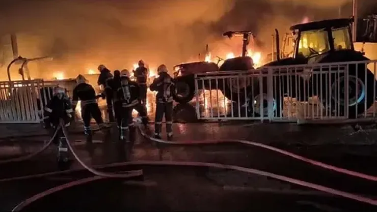 Diyarbakır'da Geceyi Alevler Aydınlattı: Traktörcüler Sitesi'nde Büyük Yangın!