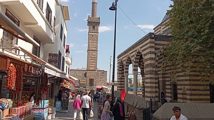 Diyarbakır'ın Kalbinde Yükselen Miras: Dört Ayaklı Minare'nin Tarihi ve Sırları