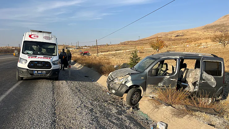 Doğanşehir'de Hafif Ticari Araç Takla Attı