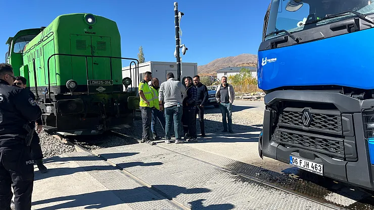 Doğanşehir'de Hemzemin Geçitte Kaza!