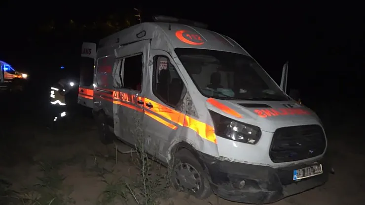 Elazığ'da ambulans şarampole uçtu: 2 yaralı