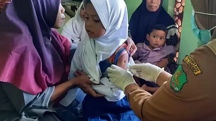 Endonezya'da Kızamık Salgını Derinleşiyor: Helal Aşı Tartışmaları Devam Ediyor