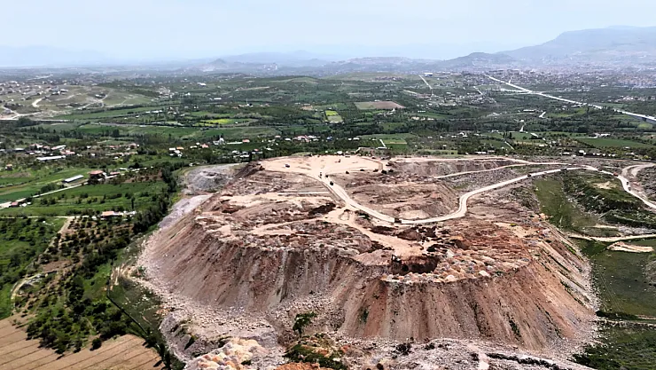 Enkaz dağları görenleri hüzne boğuyor