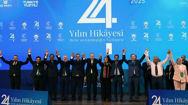 Erdoğan, AK Parti'ye Katılan 9 Belediye Başkanına Rozet Taktı