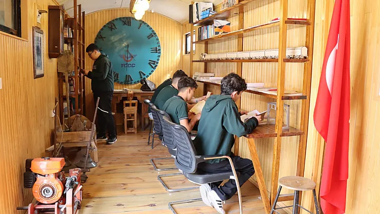 Erzincan'da Tarihi Vagon Kütüphane ve Müze Oldu: Gençler Hem Okuyor Hem Tarihe Dokunuyor