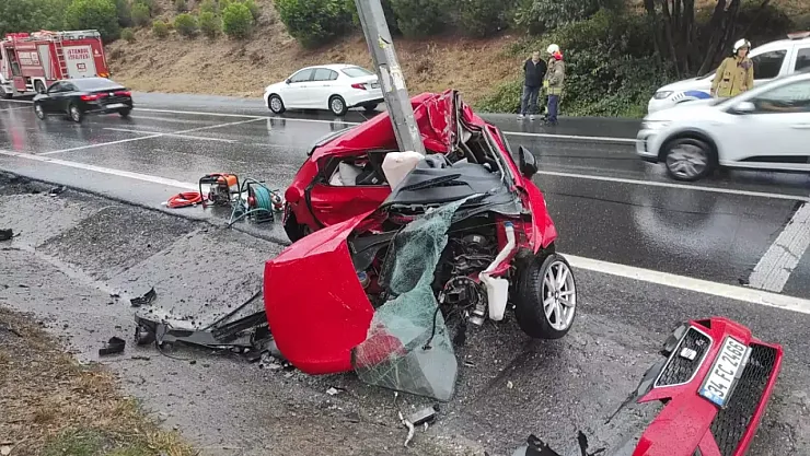 Eyüpsultan'da Dehşet Veren Kaza: Otomobil Direğe Çarptı, Sürücü Hayatını Kaybetti