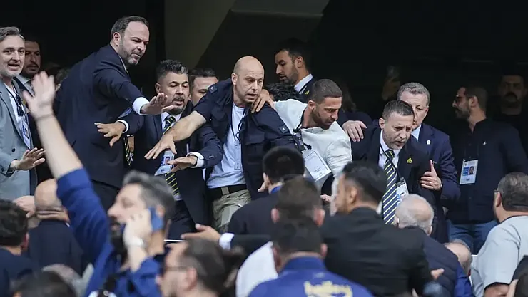 Fenerbahçe Kongresinde Tribünlerde Gergin Dakikalar