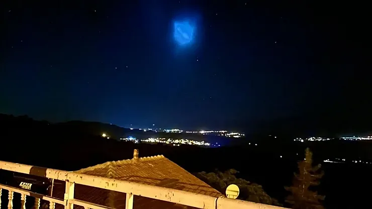 Fethiye'de Gökyüzünü Renklendiren Gizemli Işıklar: Mor ve Yeşil Parıltılar Heyecan Yarattı