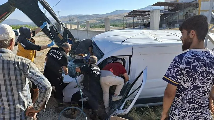 Freni boşalan hafif ticari araç aydınlatma direğine çarptı: 1 yaralı