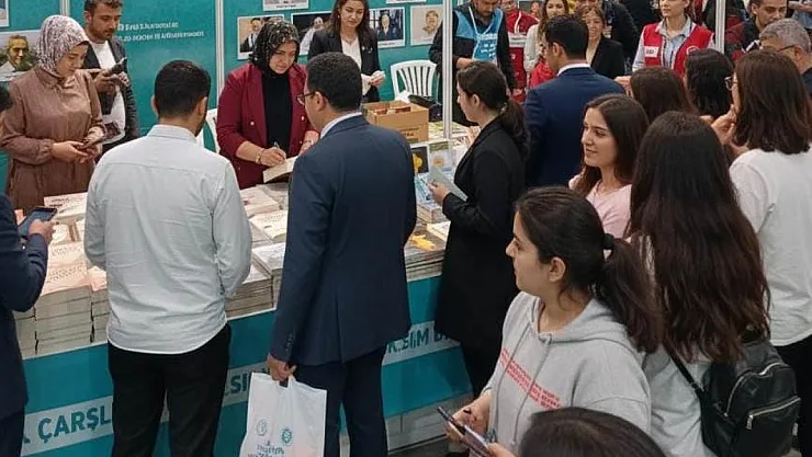 Gül Kaçar'ın İmza Günü Fuarın Nabzını Yükseltti