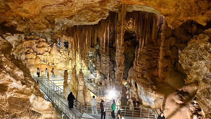 Gümüşhane'nin Yer Altı Sarayı Karaca Mağarası Ziyaretçi Rekoru Kırıyor