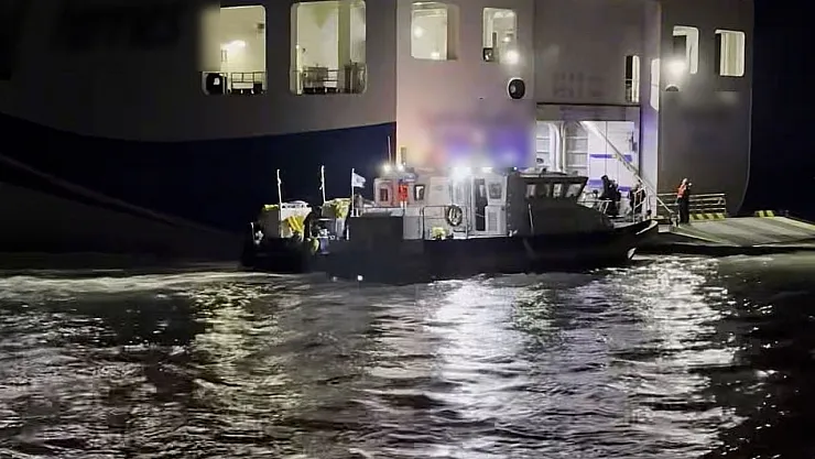 Güney Kore'de Feribot Alarmı: 246 Yolcu Taşayan Dev Gemi Kayalıklara Çarparak Karaya Oturdu