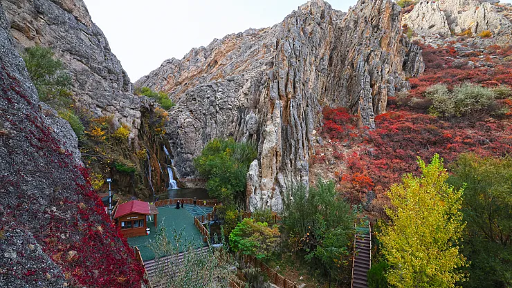 Günpınar Şelalesi'nde Sarı ve Kahverenginin Büyüsü