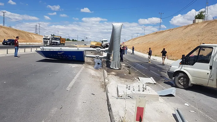 Hafriyat kamyonu yön tabelasına çarptı: 1 yaralı