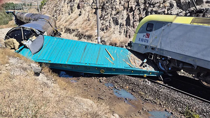 Hekimhan'da Yük Trenleri Çarpıştı