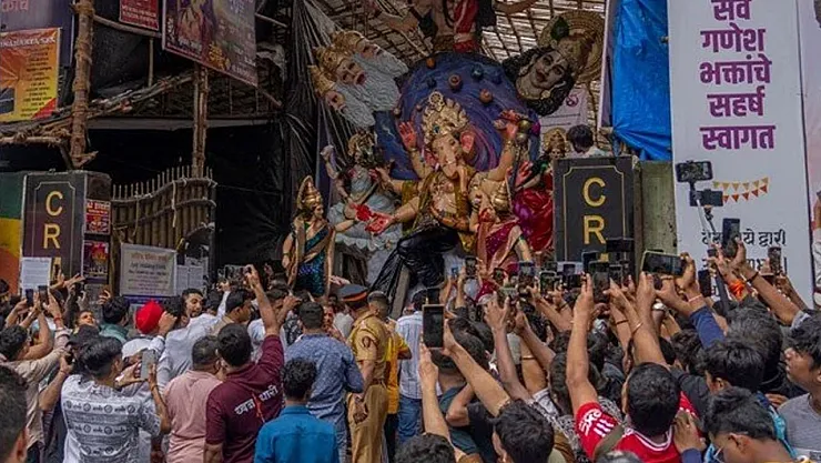 Hindistan'da Tapınakta Faciaya Dönüşen İzdiham: 12 Kişi Hayatını Kaybetti