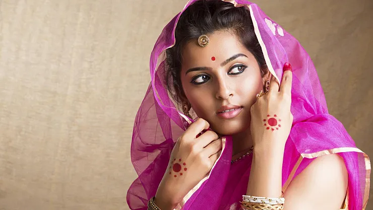 Hintlilerin Alnındaki Kırmızı Noktanın Gizemi: Bindi Geleneğinin Bilinmeyen Yönleri