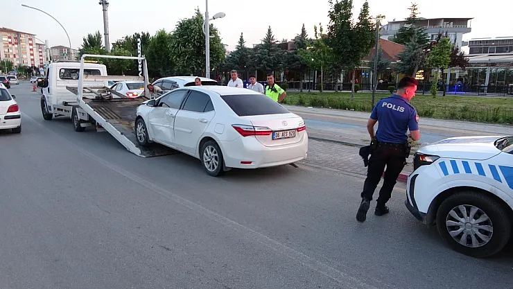 İki otomobil çarpıştı: 2 yaralı