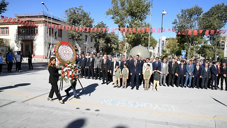 İlköğretim haftası Malatya'da Atatürk Anıtı'nda törenle kutlandı