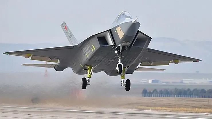 İngiltere Başbakanı Keir Starmer, KAAN'a hayran kaldı