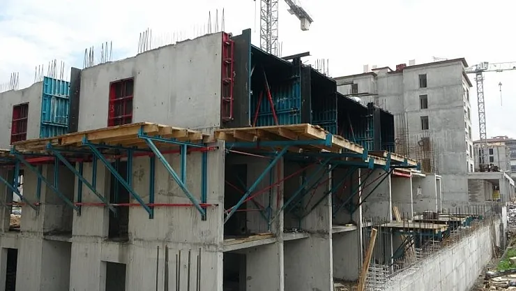 İnşattan düşen işçi ağır yaralandı