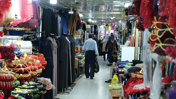 İranlı Ziyaretçiler Van Sokaklarını Canlandırdı: Esnafın Umudu Yine Komşudan Geldi