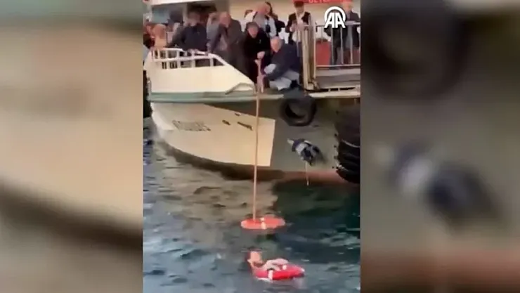 İstanbul Boğazı'nda Dram Dolu Anlar: Denize Düşen Kadını Kahraman Yolcu Kurtardı