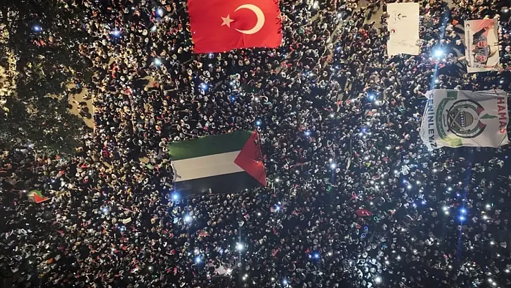 İstanbul'da Gazze'ye Destek Yürüyüşü: Beyazıt'tan Ayasofya'ya Binlerce Kişi Tek Yürek