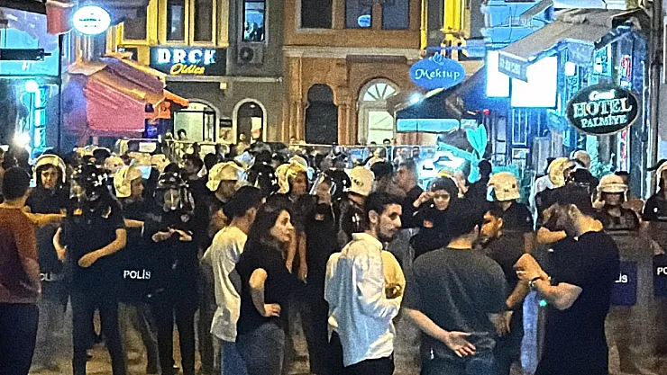 İstiklal Caddesi'nde Leman Dergisi protesto edildi