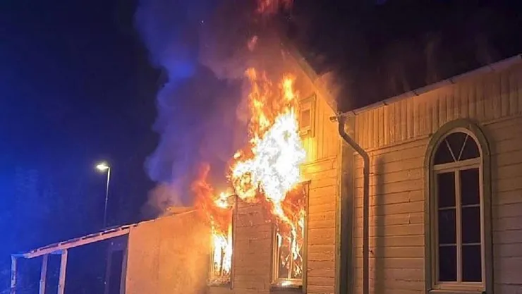 İsveç'te Cami Yangını Korkuttu: Kundaklama İhtimali Araştırılıyor