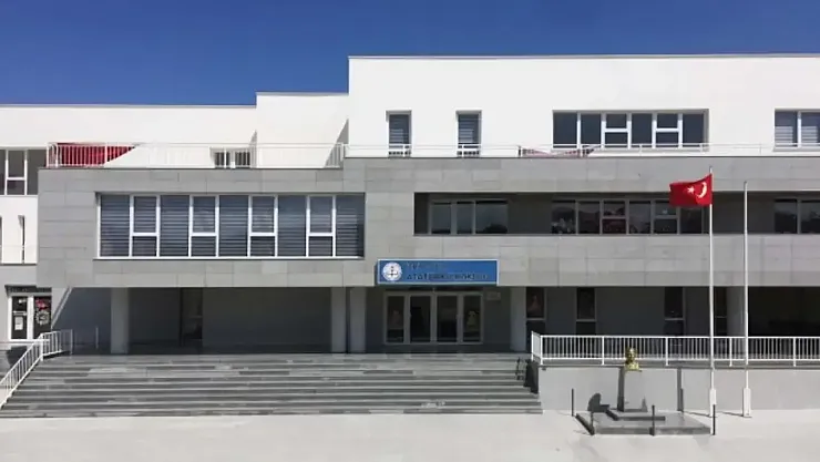 İzmir'de Okul Bahçesinde Korkutan Olay: Bayrak Direği Öğrencilerin Üzerine Devrildi