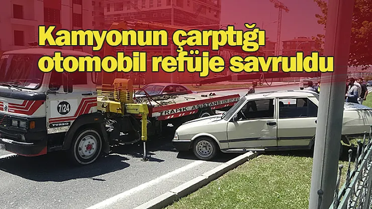 Kamyonun çarptığı otomobil refüje savruldu