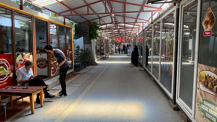 Kanalboyu esnaf çarşısı AVM'leri aratmıyor