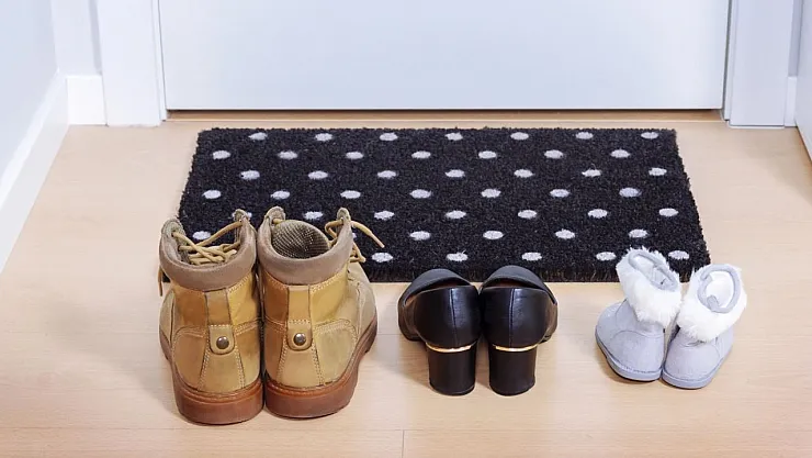 Kapı Önüne Terlik Bırakmak Sandığınız Kadar Masum Değil!