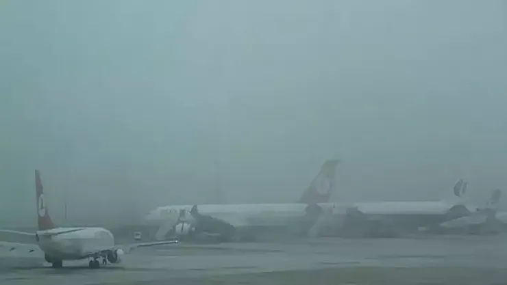Kars'ta Görüş Mesafesi Sıfıra Düştü! Yoğun Sis Hava Trafiğini Felç Etti, Uçuşlar Peş Peşe İptal