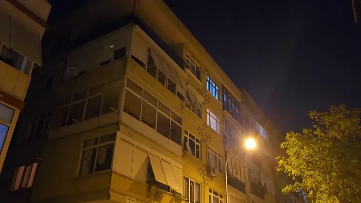 Kartal'da 4 Katlı Yapı Çatlaklar Nedeniyle Boşaltıldı