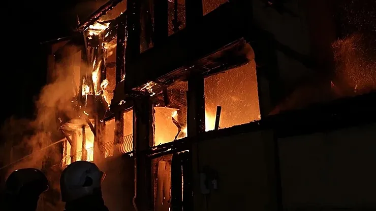 Kazakistan'da İki Katlı Evde Facia: 9'u Çocuk 12 Kişi Yanarak Can Verdi