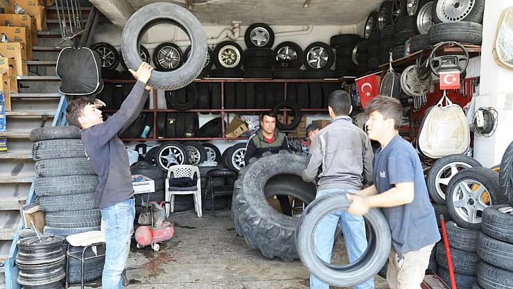 Kış Lastiği Zorunluluğu Öne Alınınca Lastikçilerde Yoğunluk Zirve Yaptı