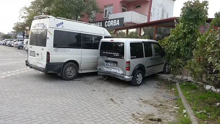 Kocaeli'de Feci Kaza: Kontrolden Çıkan Otomobil Park Halindeki Araçlara ve Yayalara Çarptı – 1 Ölü, 3 Yaralı